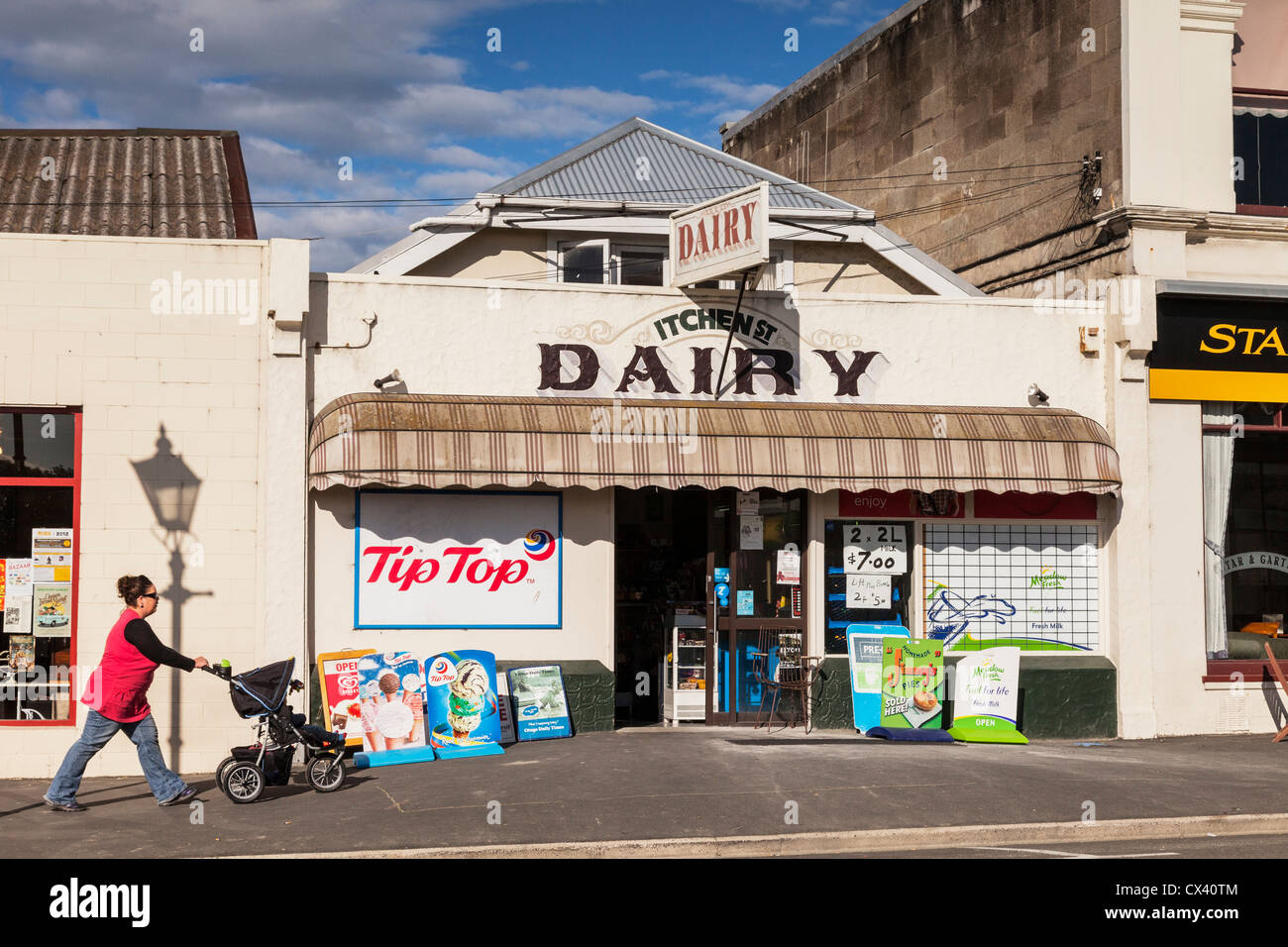 Rue Itchen Dairy, la Nouvelle Zelande corner shop, Oamaru, Otago. Banque D'Images