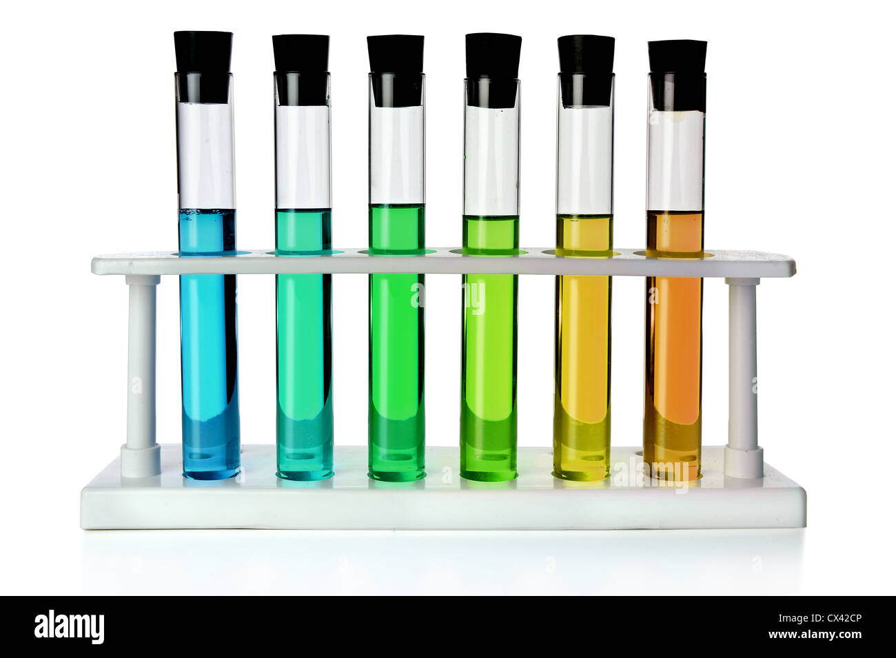 Les liquides colorés dans six tubes à essai isolé sur fond blanc Banque D'Images