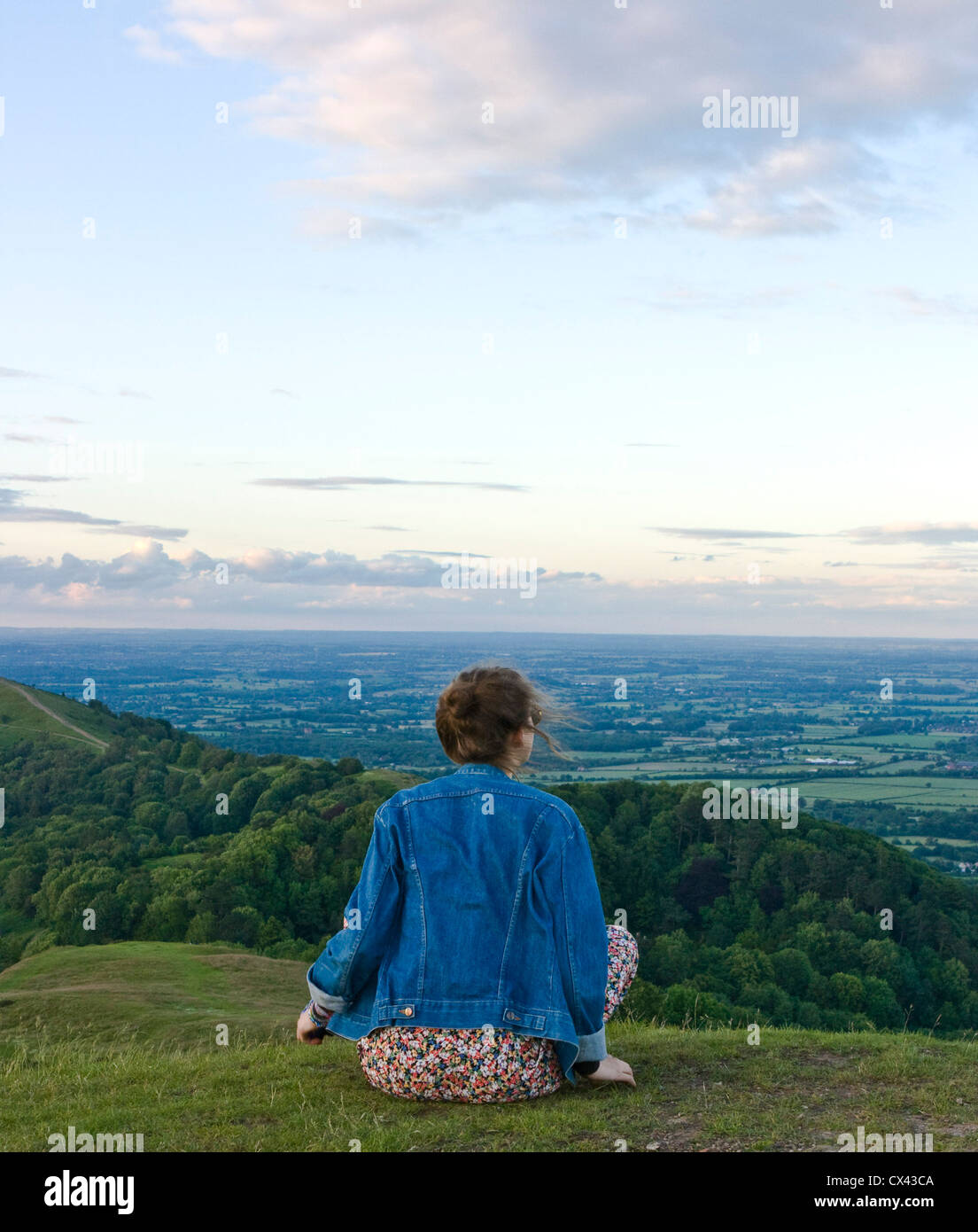 Adolescente et panorama vue panoramique depuis les collines de Malvern Worcestershire angleterre Europe au crépuscule Banque D'Images