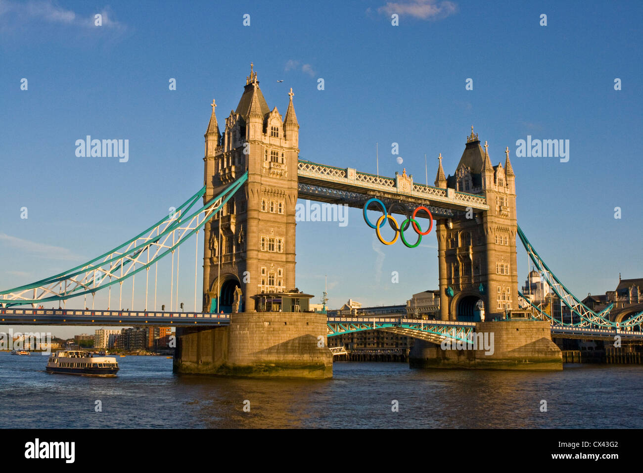 1 e année énumérés le Tower Bridge avec anneaux olympiques Londres Angleterre Europe au coucher du soleil Banque D'Images