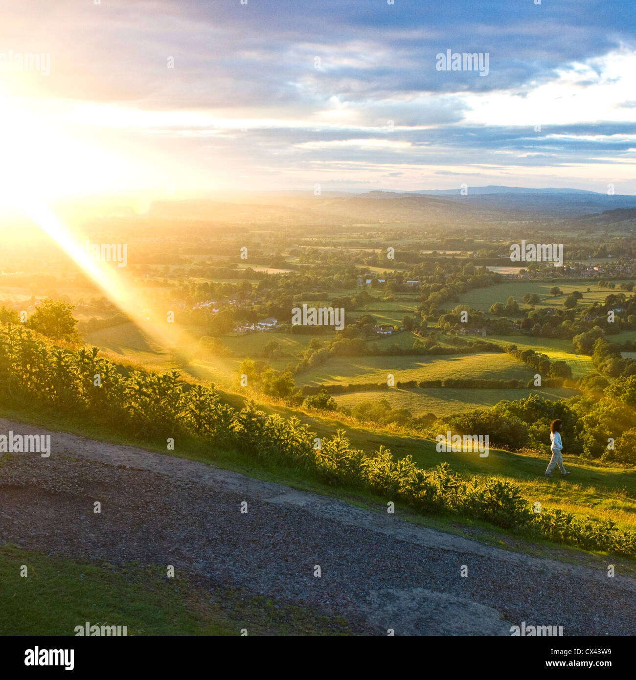 Femme marche sur les collines de Malvern en rayons de soleil du soir Europe Angleterre Worcestershire Banque D'Images