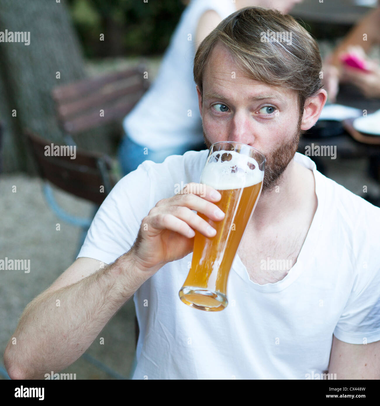 L'homme dans le jardin d'été boire de la bière Banque D'Images