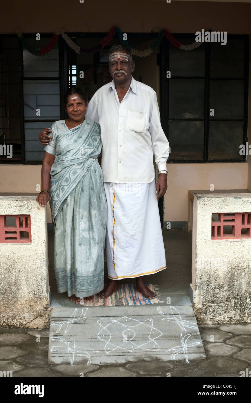 Un couple de personnes âgées en dehors de leur chambre à l'Tamaraikulum anciens village Banque D'Images