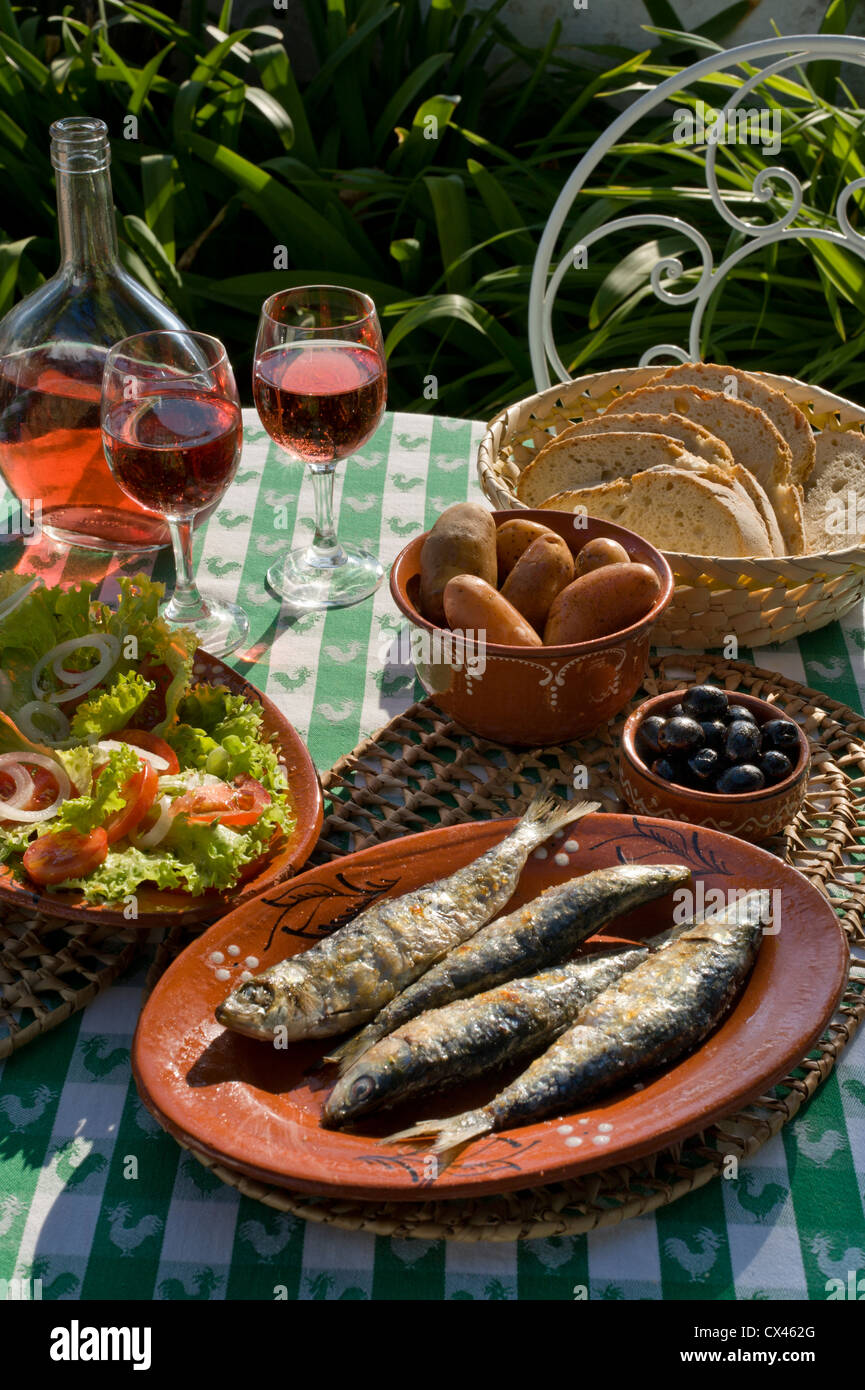 Les sardines, vin et salade de l'Algarve, Portugal Banque D'Images