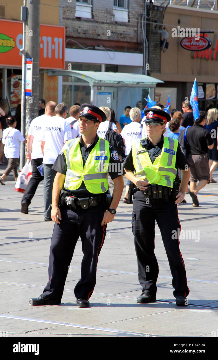Deux agents de police de Toronto au cours des patrouilles de rue Banque D'Images