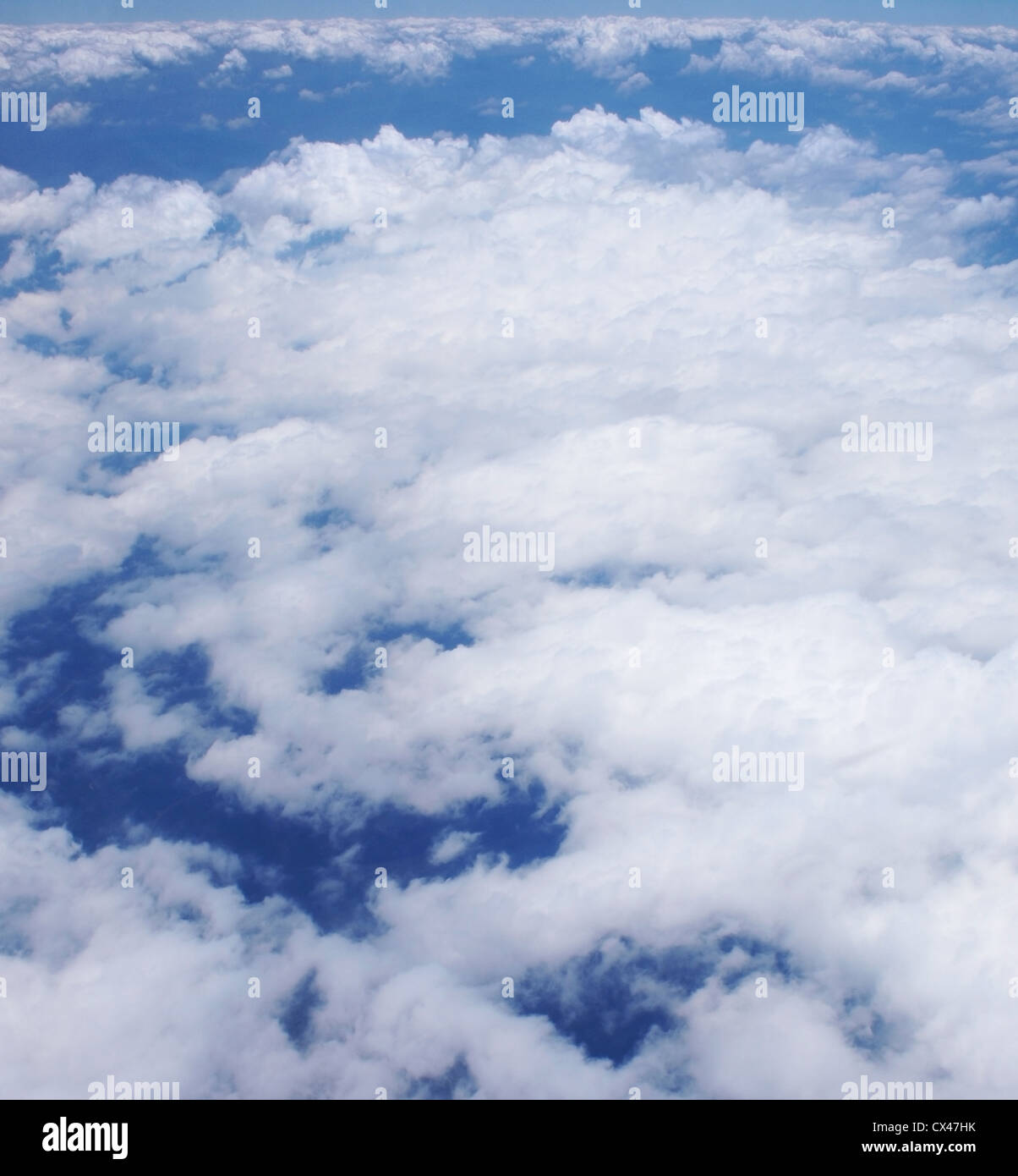 Photo de ciel nuageux, type du ciel à partir de la hauteur de vol, les nuages blancs sur le ciel bleu, bleu, le ciel de fond naturel paisible Banque D'Images