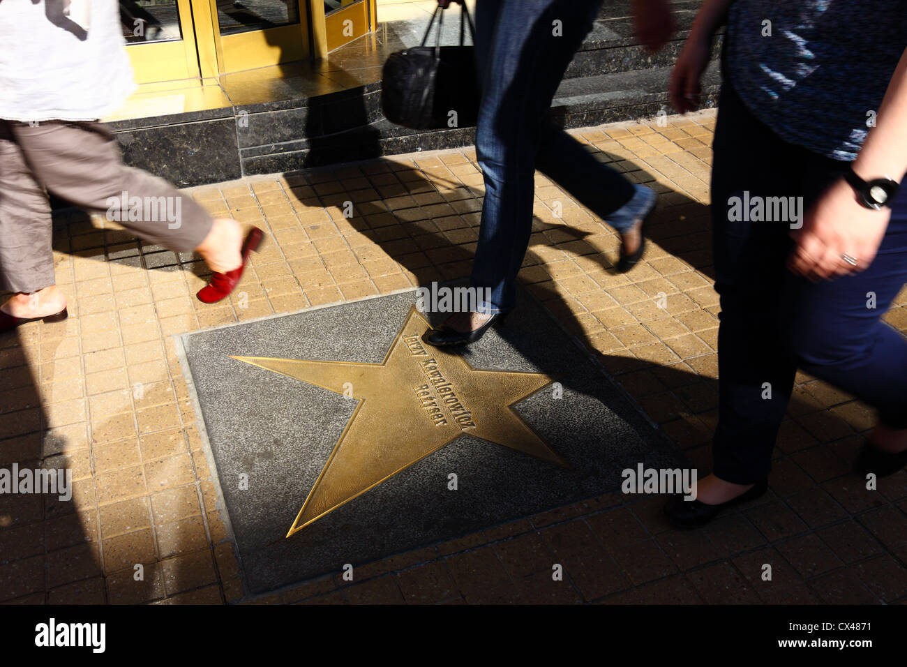 La Marche des femmes par Jerzy Kawalerowicz star à Lodz à pied d'honneur de la rue Piotrkowska, Pologne Banque D'Images