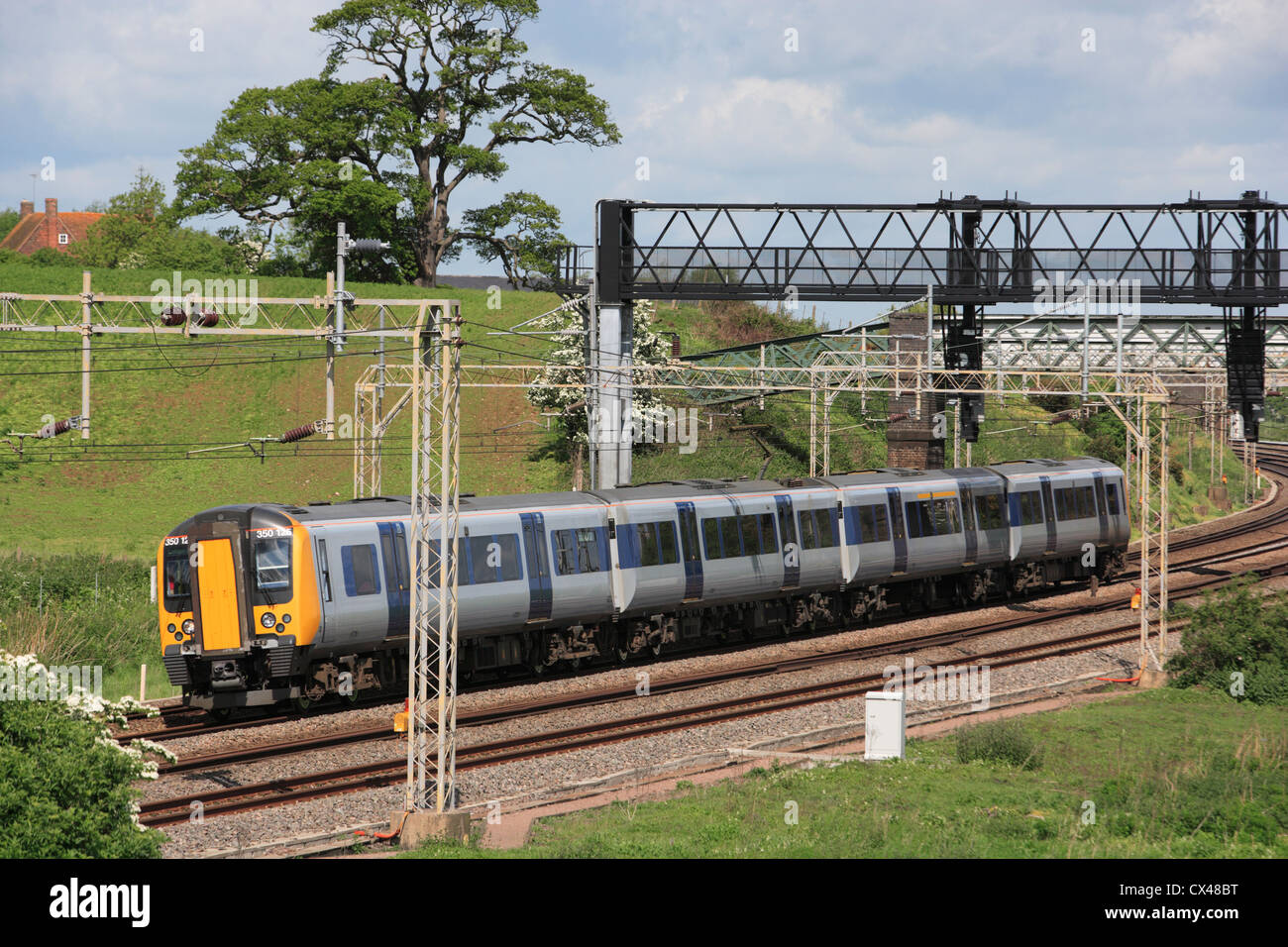 Train de banlieue ou réseau express régional près de Leighton Buzzard, Bedfordshire, Angleterre Banque D'Images