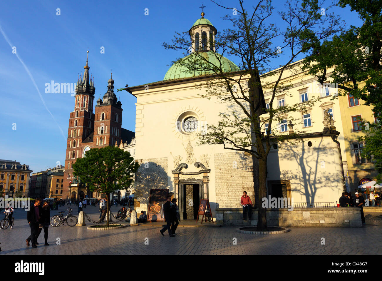 Église de saint Adalbert et basilique de St Mary en arrière-plan. Place du marché de Cracovie, Pologne Banque D'Images