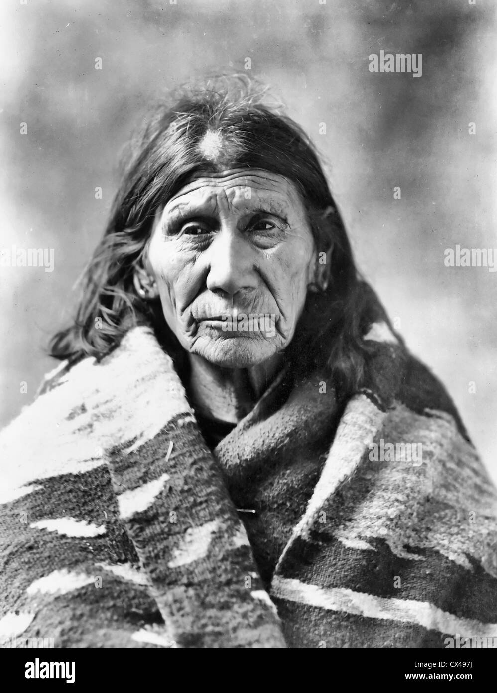 Mary Red Cloud, tête-et-épaules portrait, face à l'avant, vers 1900 Banque D'Images