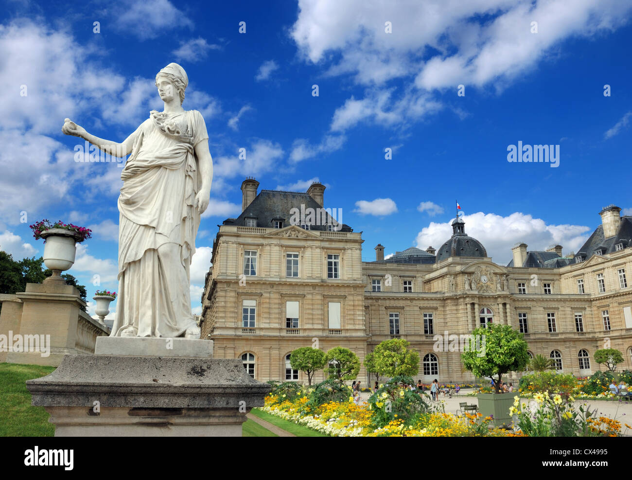 'Minerve statue à la chouette' et le Palais du Luxembourg (Palais du Luxembourg) dans le jardin du Luxembourg. Banque D'Images