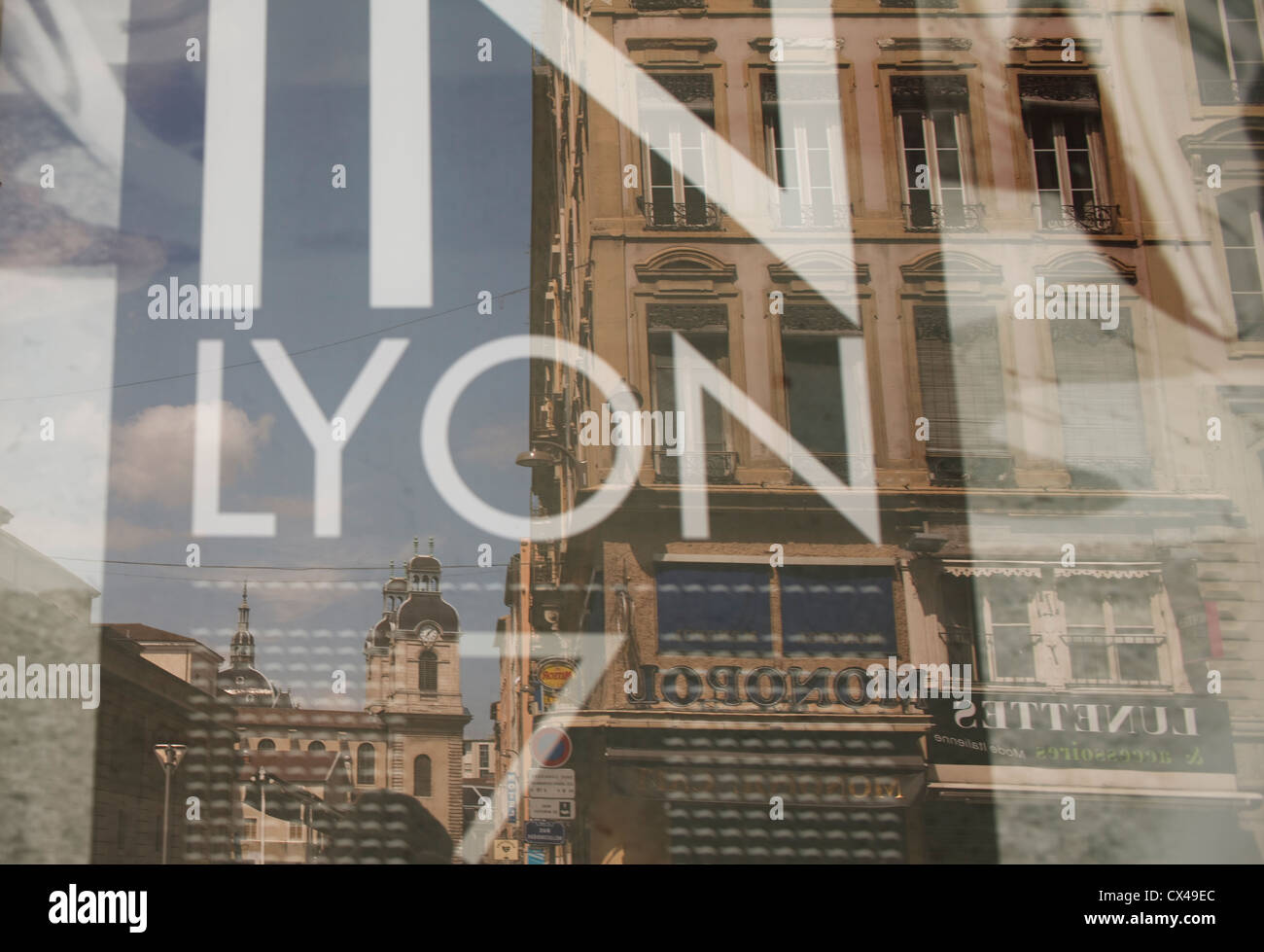 Lyon, France la réflexion de la fenêtre Banque D'Images