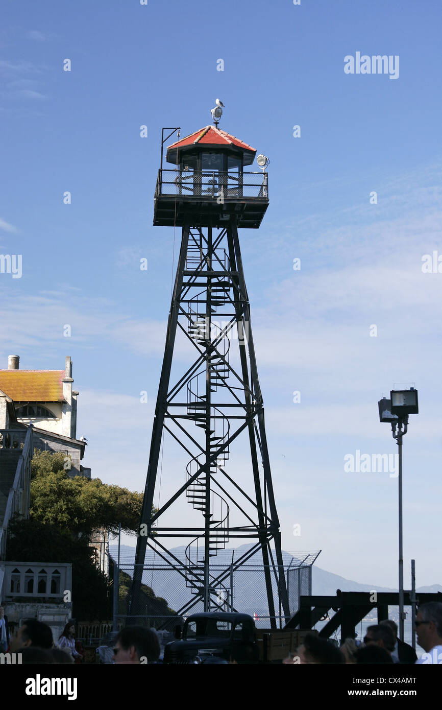 Une mouette se trouve au sommet d'une tour de garde sur l'île d'Alcatraz. Baie de San Francisco, Californie, USA. Banque D'Images