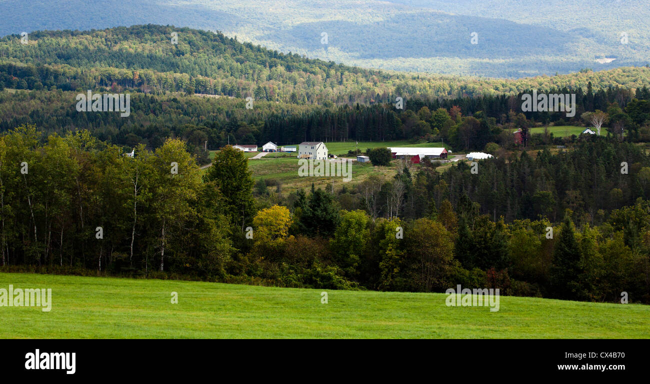 Ferme dans la vallée dans les Montagnes Blanches du New Hampshire. Banque D'Images