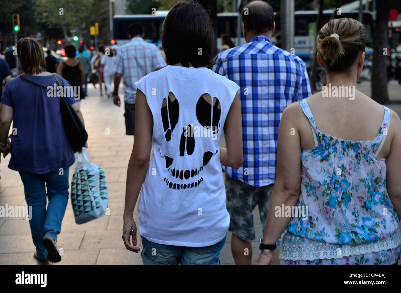 Fille avec un t-shirt avec un crâne recadrée à Barcelone Banque D'Images
