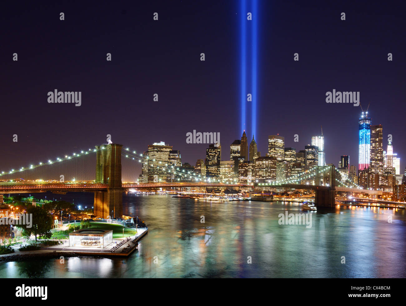 Rendre hommage à la lumière dans le centre-ville de New York en souvenir de l'attentat du 11 septembre. Banque D'Images