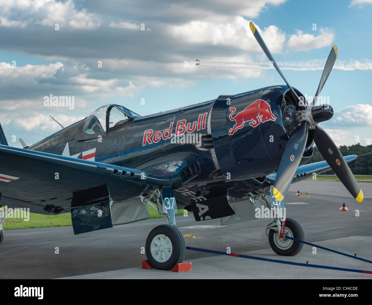 Chance Vought F4U Corsair fighter aircraft debout sur la piste, avec des nuages. Photo numérique Hasselblad haute résolution. Banque D'Images