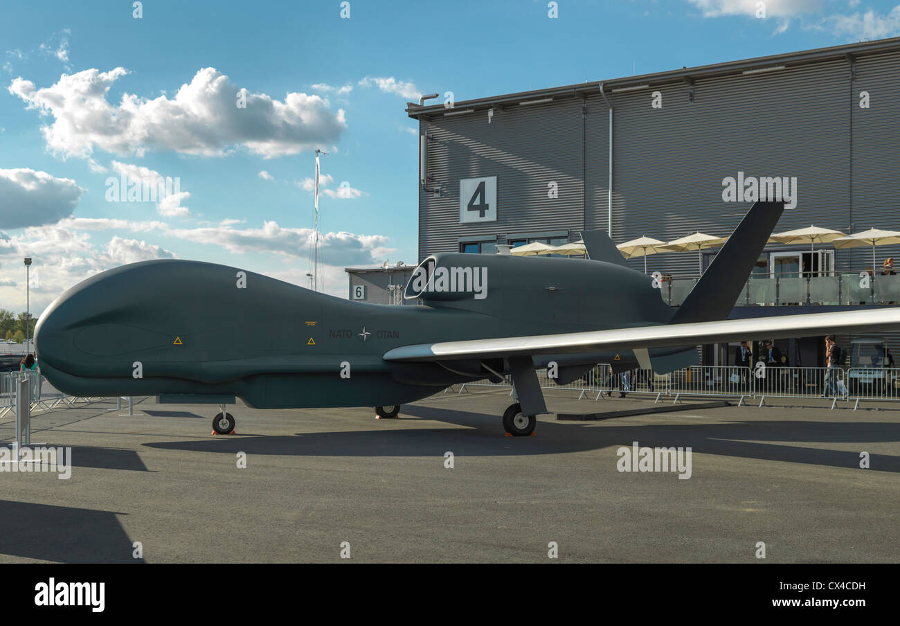 Euro Hawk drone de Northrop Grumman sur l'affichage sur le spectacle aérien de Berlin (ILA). RQ-4 Global Hawk Block 20. Tourné en haute résolution. UAV. Banque D'Images