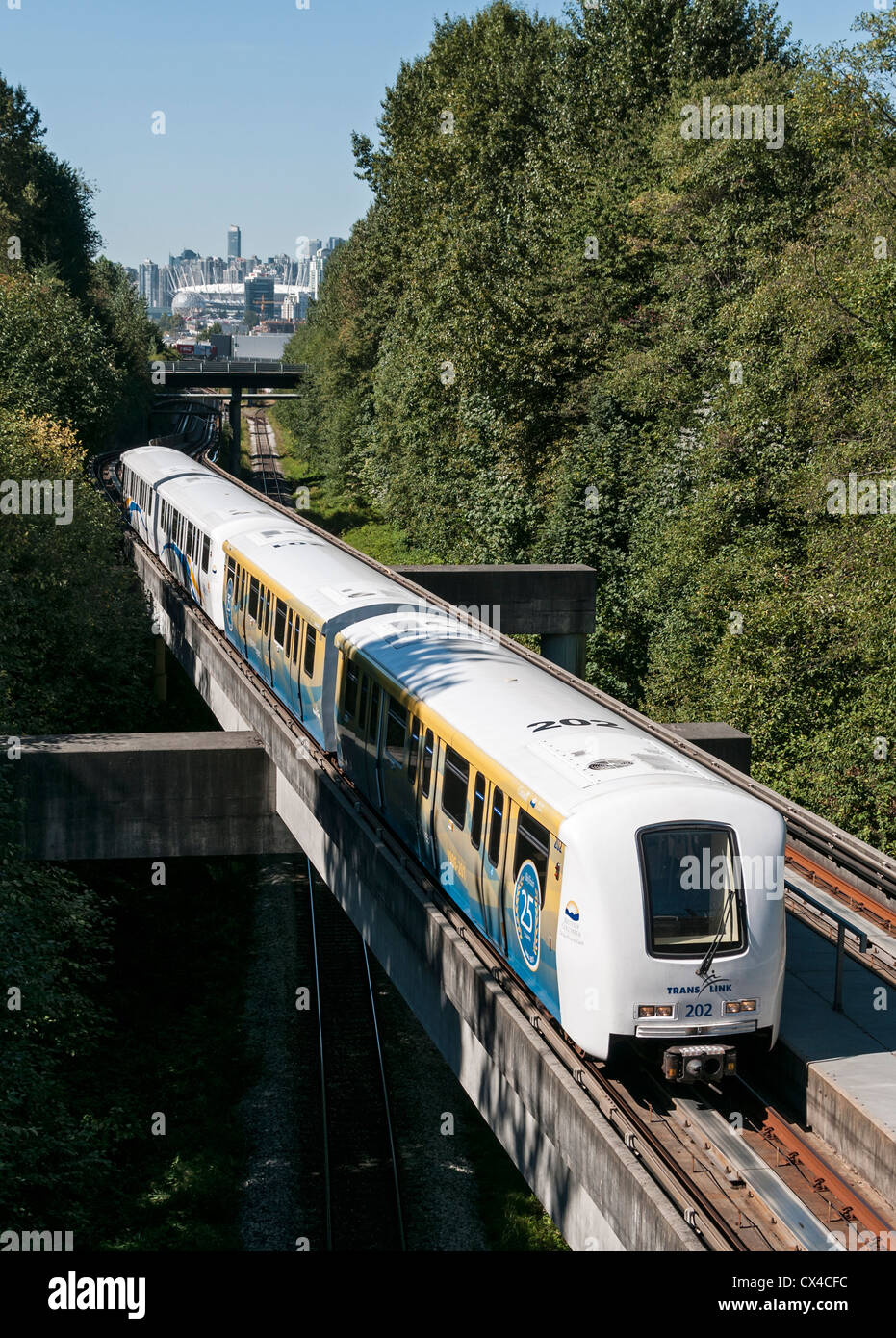 Entièrement automatisé du SkyTrain du train wagons sur la ligne du millénaire, Vancouver, Canada. Banque D'Images