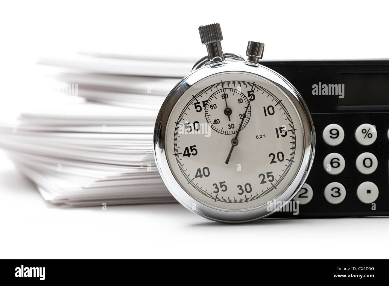 Pile de cartes papier, calculatrice et chronomètre Banque D'Images