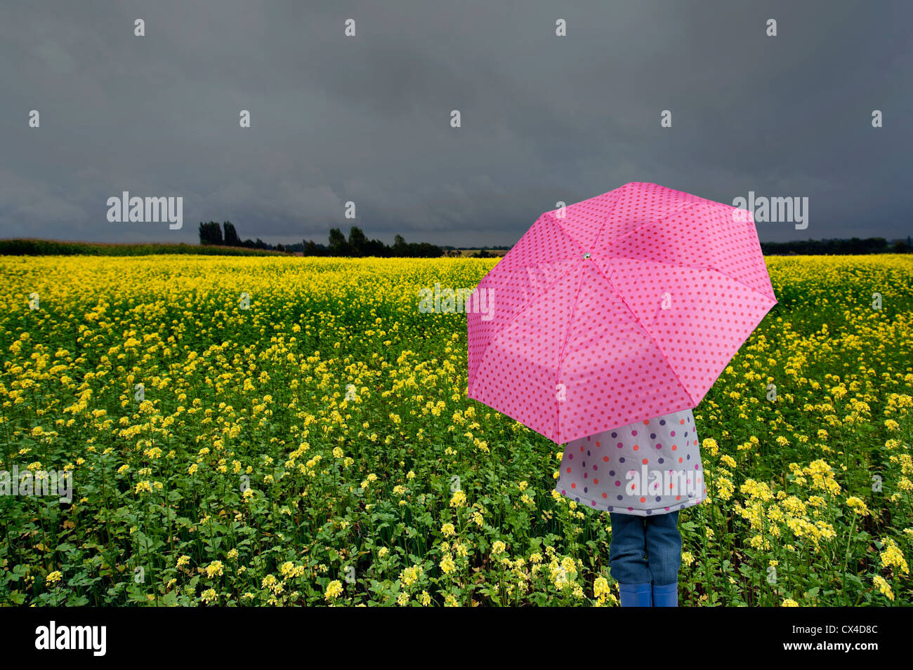 Vue arrière de GIRL WITH UMBRELLA Banque D'Images