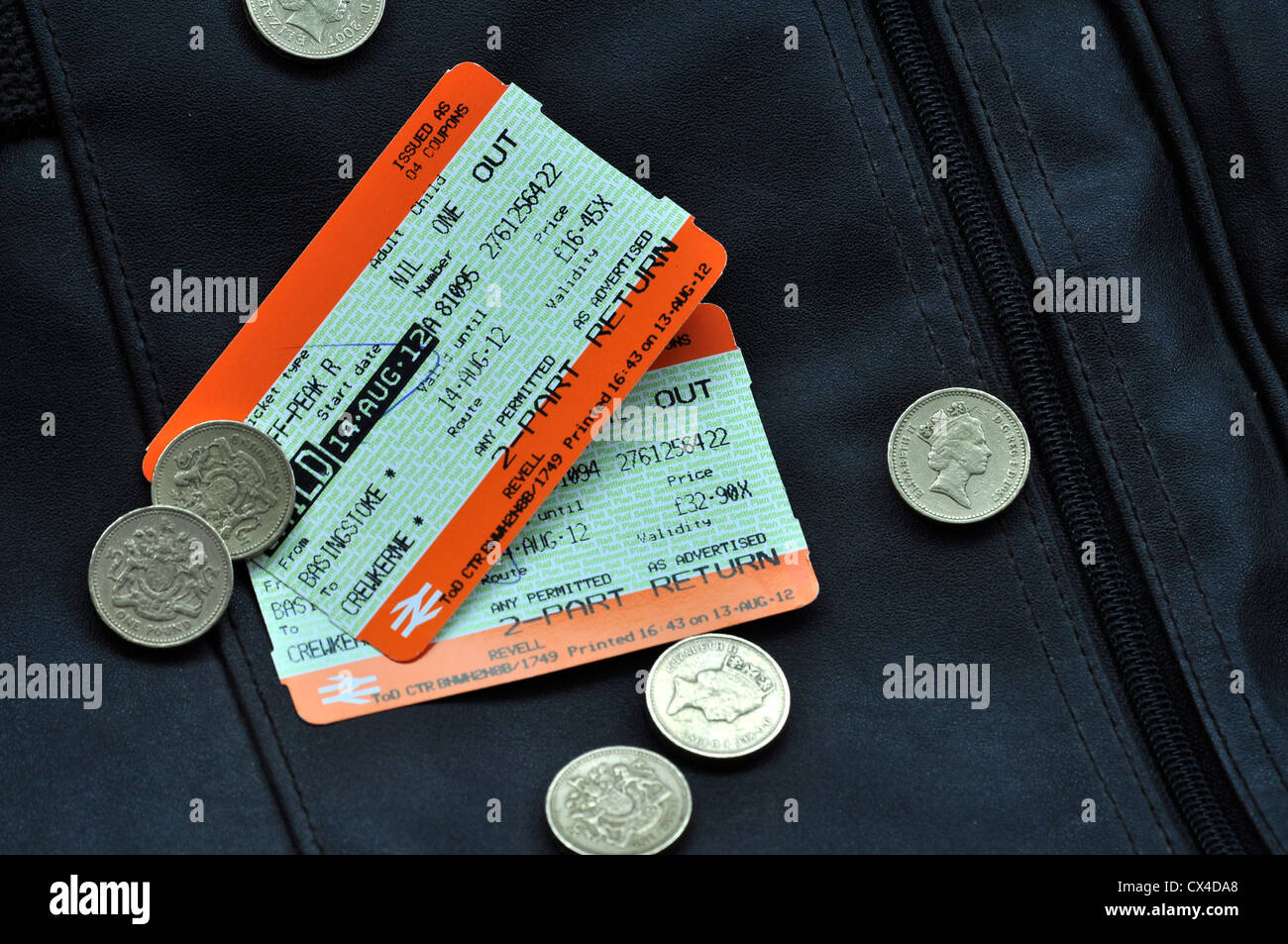 Billets de train et pièces livre sur un porte-documents UK Banque D'Images