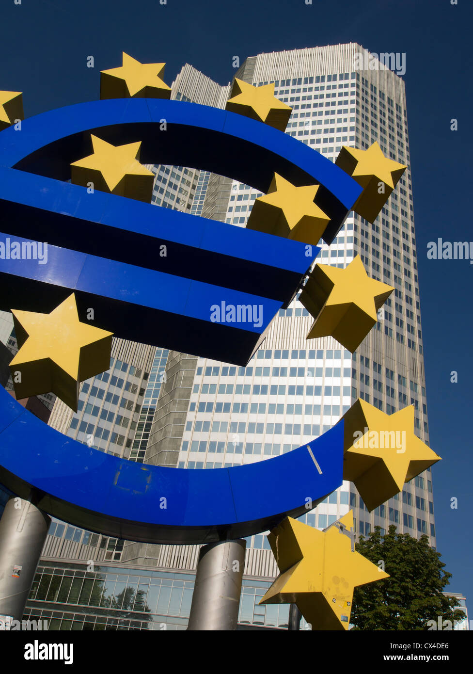 Grand symbole de l'Euro à l'extérieur du siège de la Banque centrale européenne (BCE) à Francfort Allemagne Banque D'Images