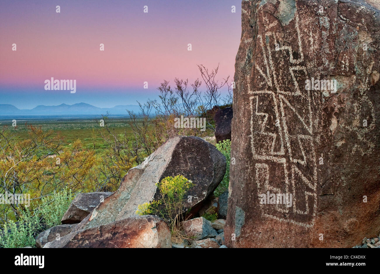 Jornada Mogollon style rock art aux Trois Rivières Site de pétroglyphes, sunrise, Désert de Chihuahuan près de la Sierra Blanca, New Mexico, USA Banque D'Images