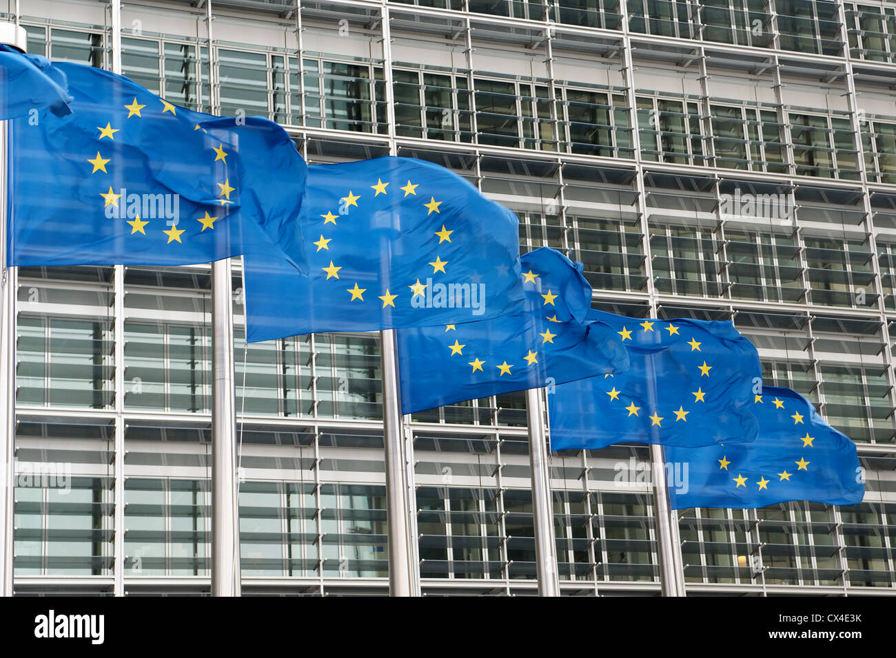 Drapeaux de l'Union européenne Commission européenne à l'extérieur du bâtiment Berlaymont à Bruxelles, Belgique Banque D'Images