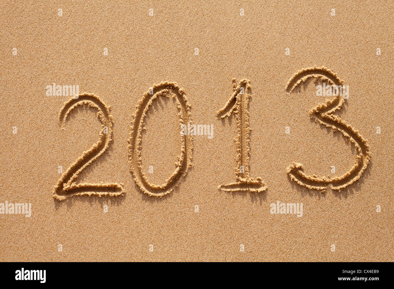 Nouvelle année 2013 des chiffres sur le sable de la plage de l'océan Banque D'Images