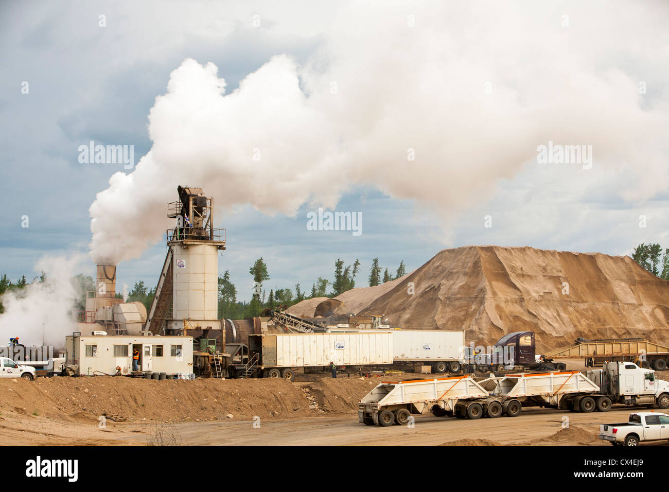 Une bande de sable et de gravier mine produisant du matériel didactique pour l'industrie des sables bitumineux sur la route 63, l'Alberta, Canada. Banque D'Images