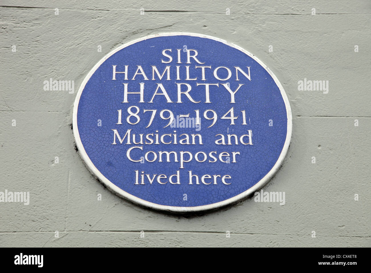 Blue Plaque à la naissance du compositeur Sir Hamilton Harty, Rue Ballynahinch, Hillsborough, l'Irlande du Nord Banque D'Images
