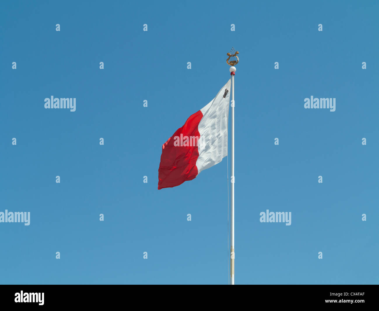 Drapeau national maltais Maltese Islands contre bleu clair Ciel d'été, Malte, mer Méditerranée Banque D'Images