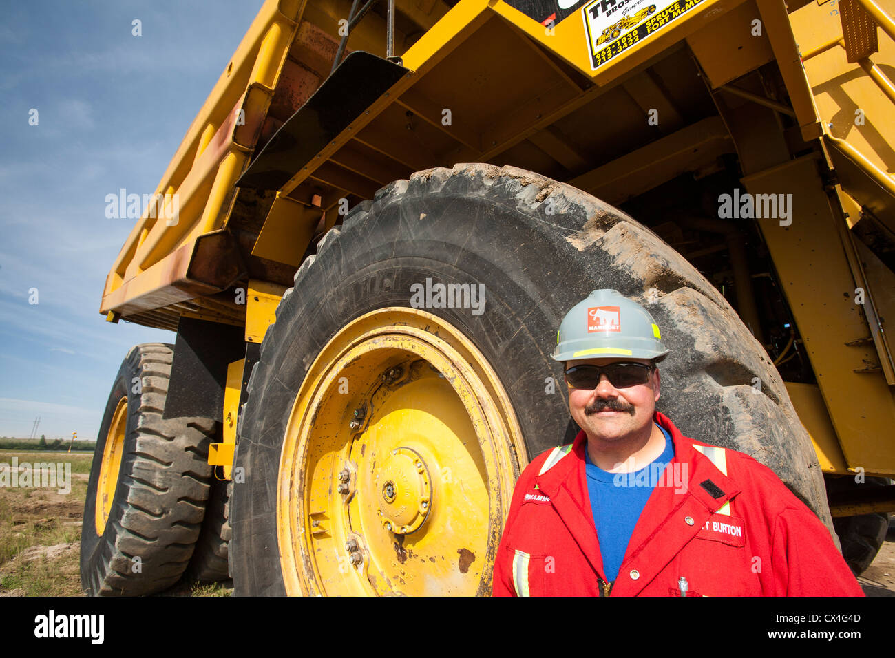 Un travailleur des sables bitumineux de Syncrude à la mine au nord de Fort McMurray, Alberta, Canada. Banque D'Images