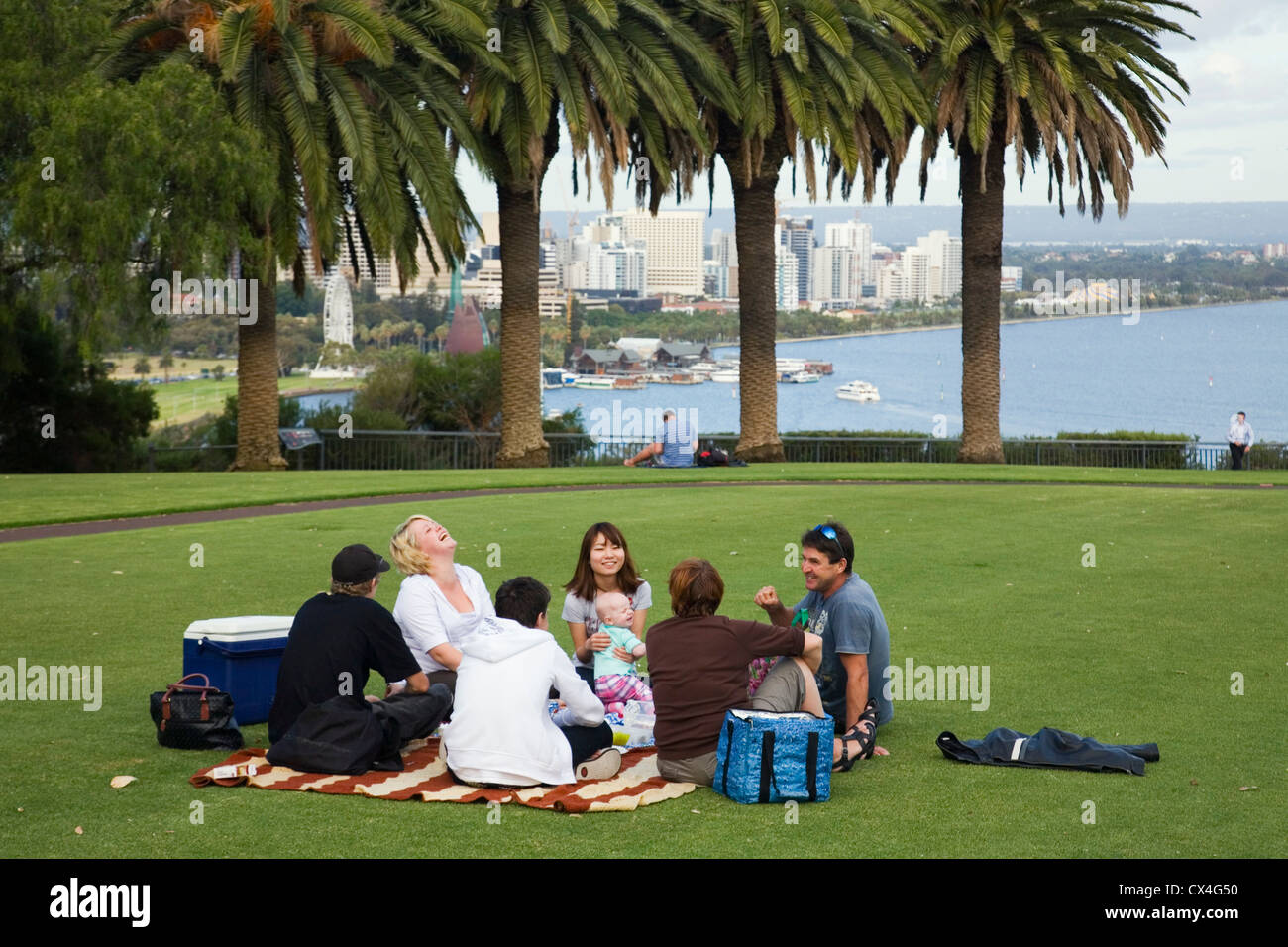 Un pique-nique en famille à Kings Park avec le Perth skyline en arrière-plan. Perth, Australie occidentale, Australie. Banque D'Images