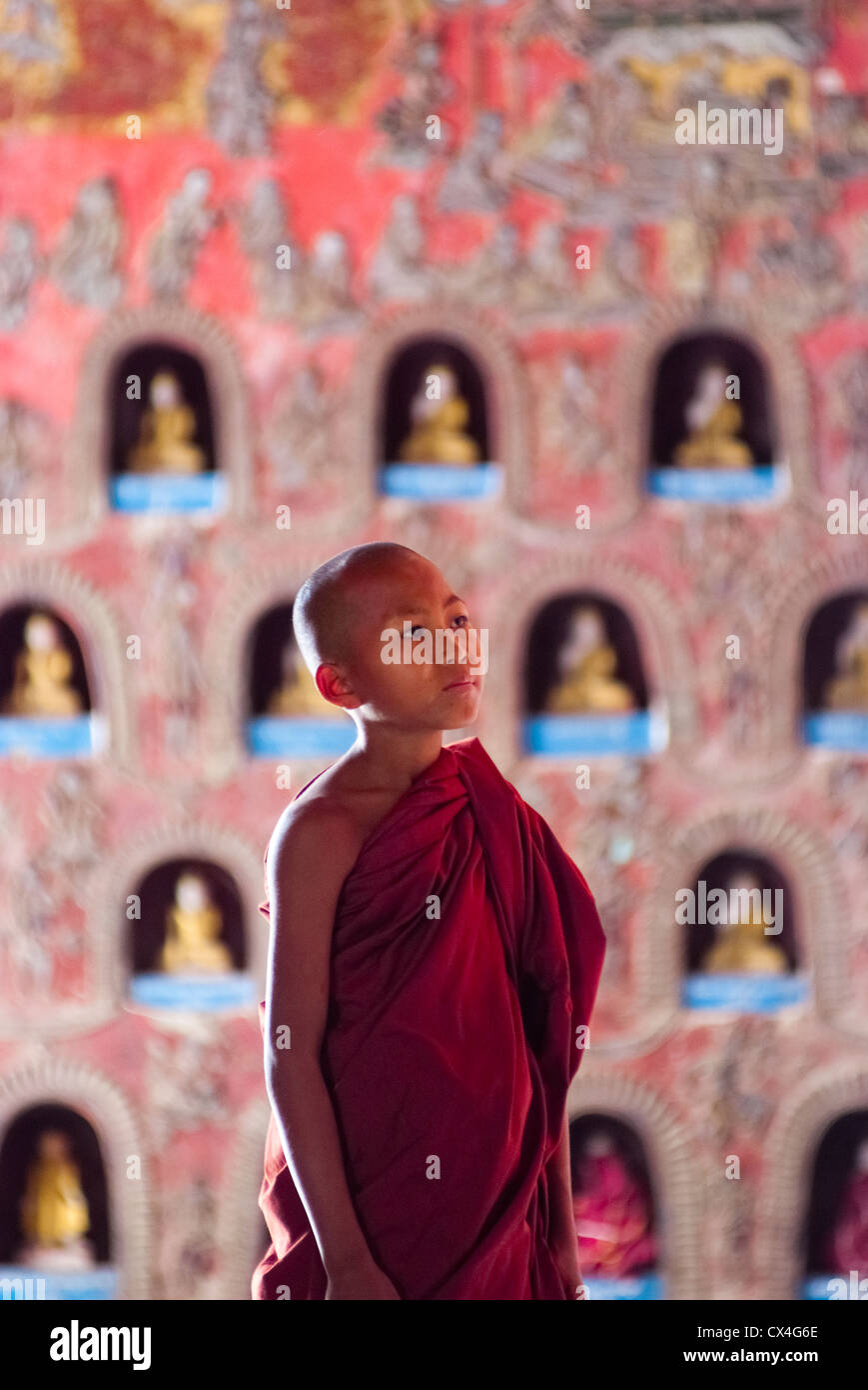 Novice au monastère Shwe Yan Phe à Nyaung Shwe, le Myanmar. Banque D'Images