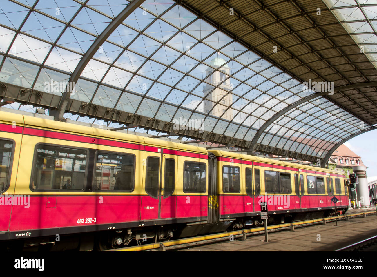 Le chemin de fer allemand à Berlin Spandau - un train de banlieue (S-Bahn) dans une station allemande Banque D'Images