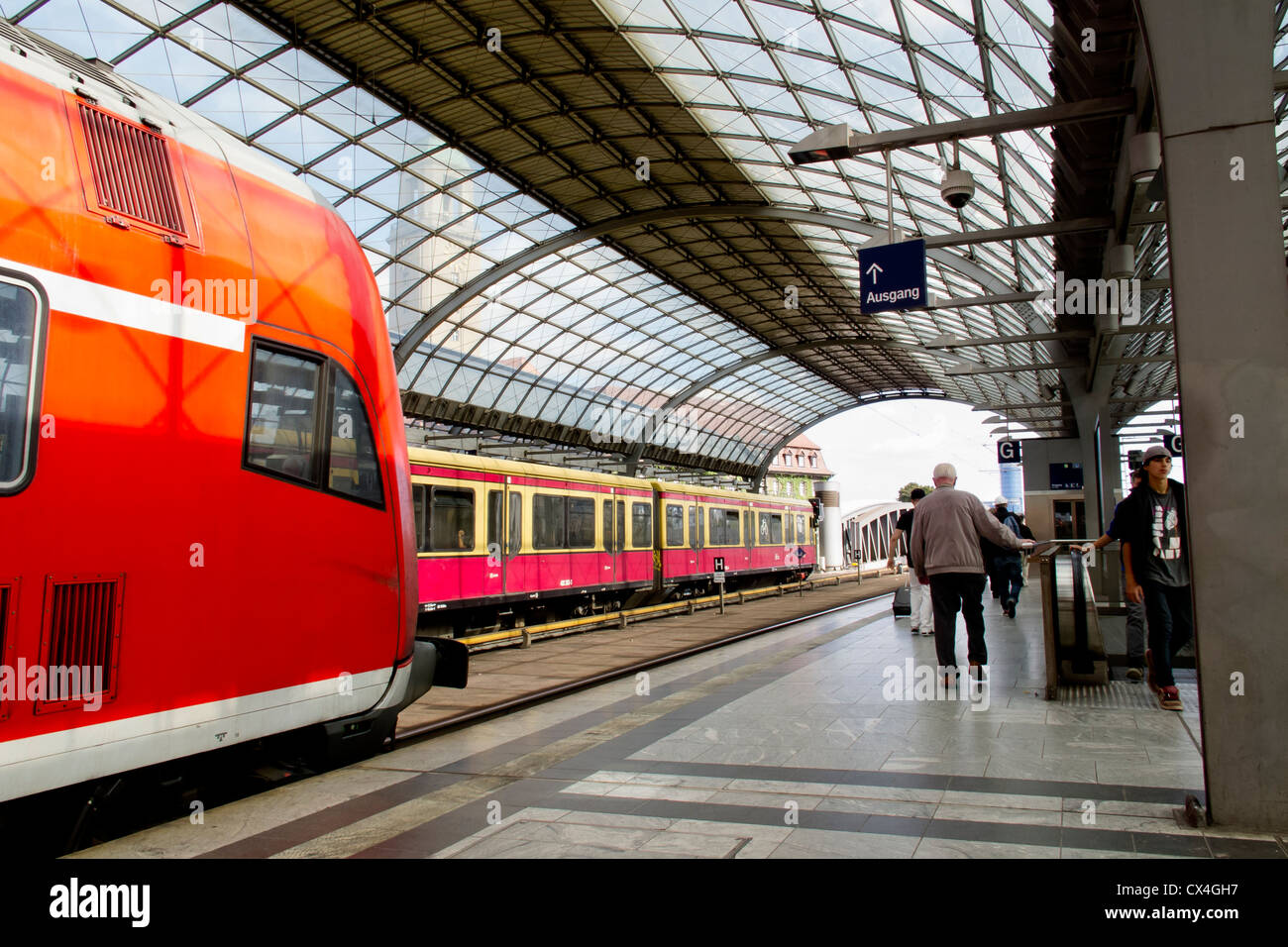 Le chemin de fer allemand à Berlin Spandau - un train de banlieue (S-Bahn) dans une station allemande Banque D'Images