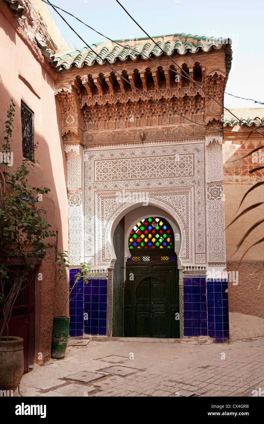 Porte marocaine dans une ruelle avec des vitraux,Marrakech, Maroc, avril1, 2012 Banque D'Images