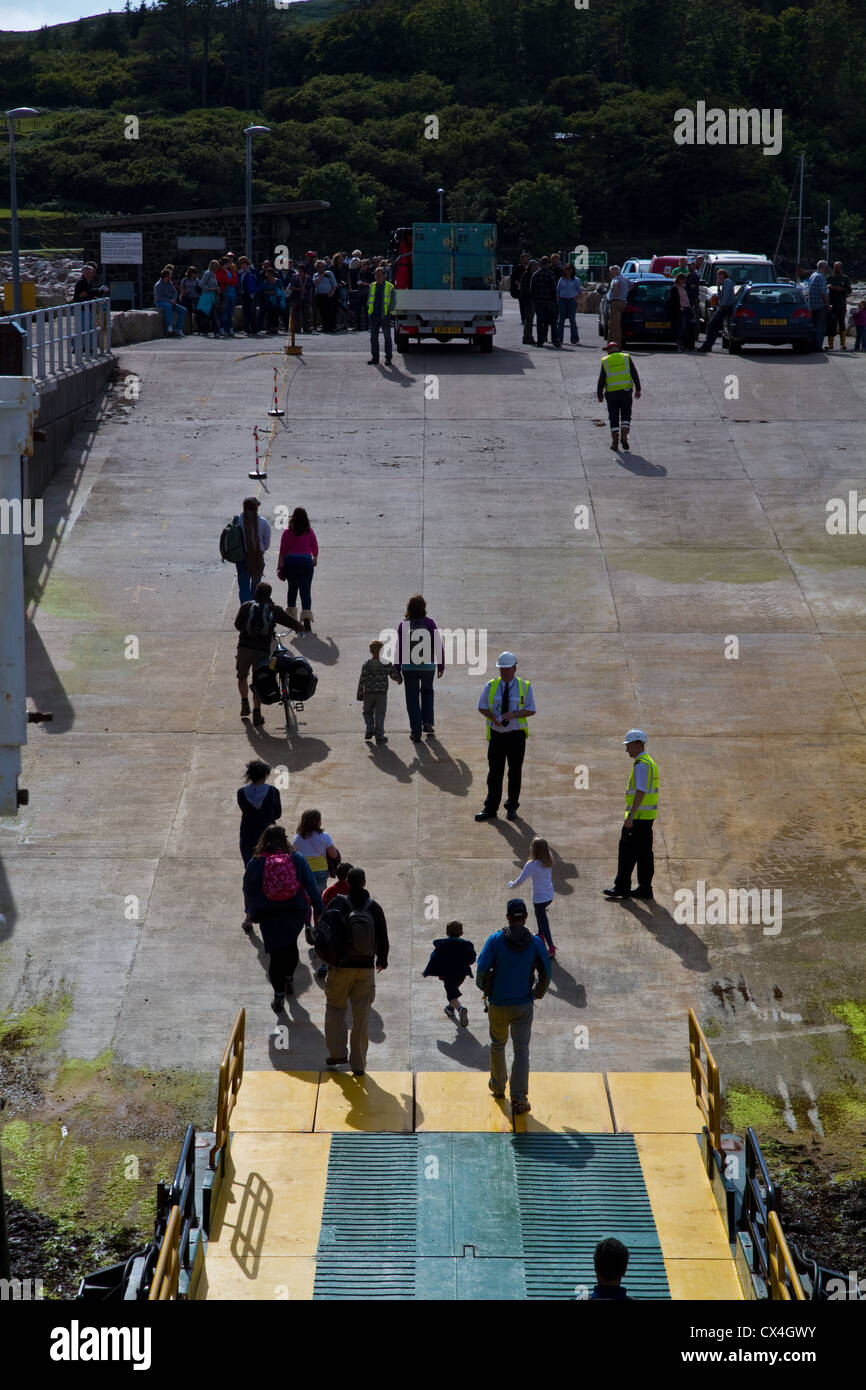 Les passagers débarquent les CalMac ferry à l'île de Eigg, petites îles, Ecosse Banque D'Images
