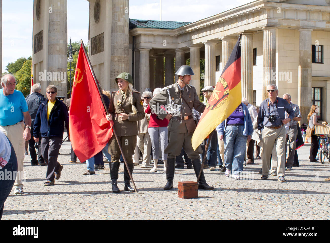 La porte de Brandebourg à Berlin les garde-frontières et les touristes se faisant passer pour avoir leur photo prise - Pariser Platz Banque D'Images