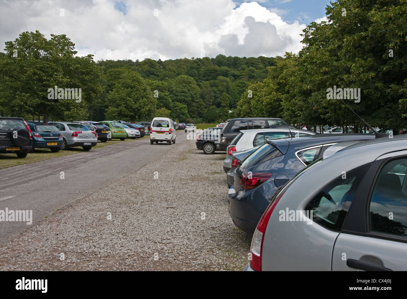 Voitures garées dans parking à stately home Banque D'Images