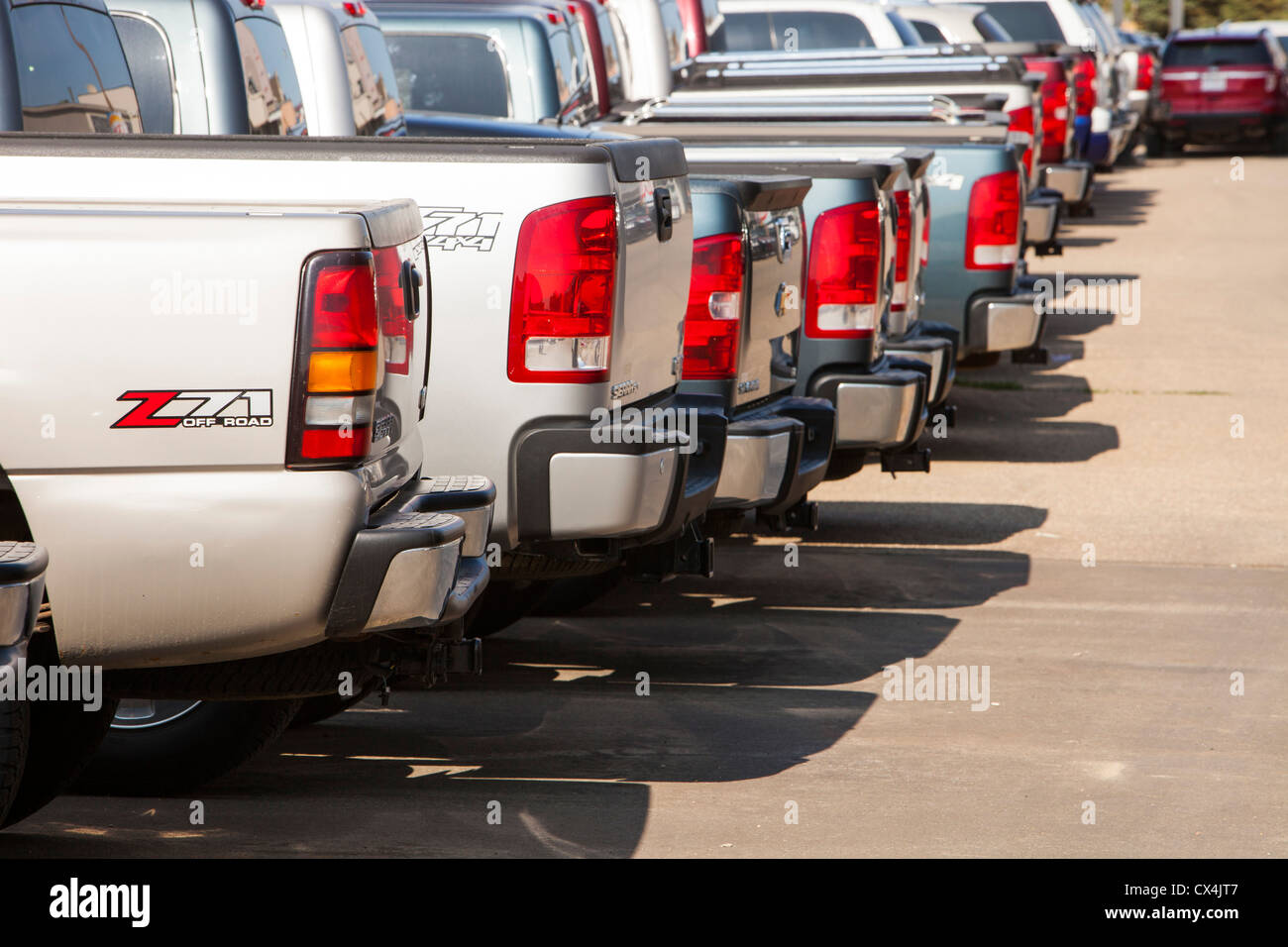 Les grandes voitures consommant beaucoup de gaz à Fort McMurray qui est le centre de l'exploitation des sables bitumineux de l'Athabasca Banque D'Images