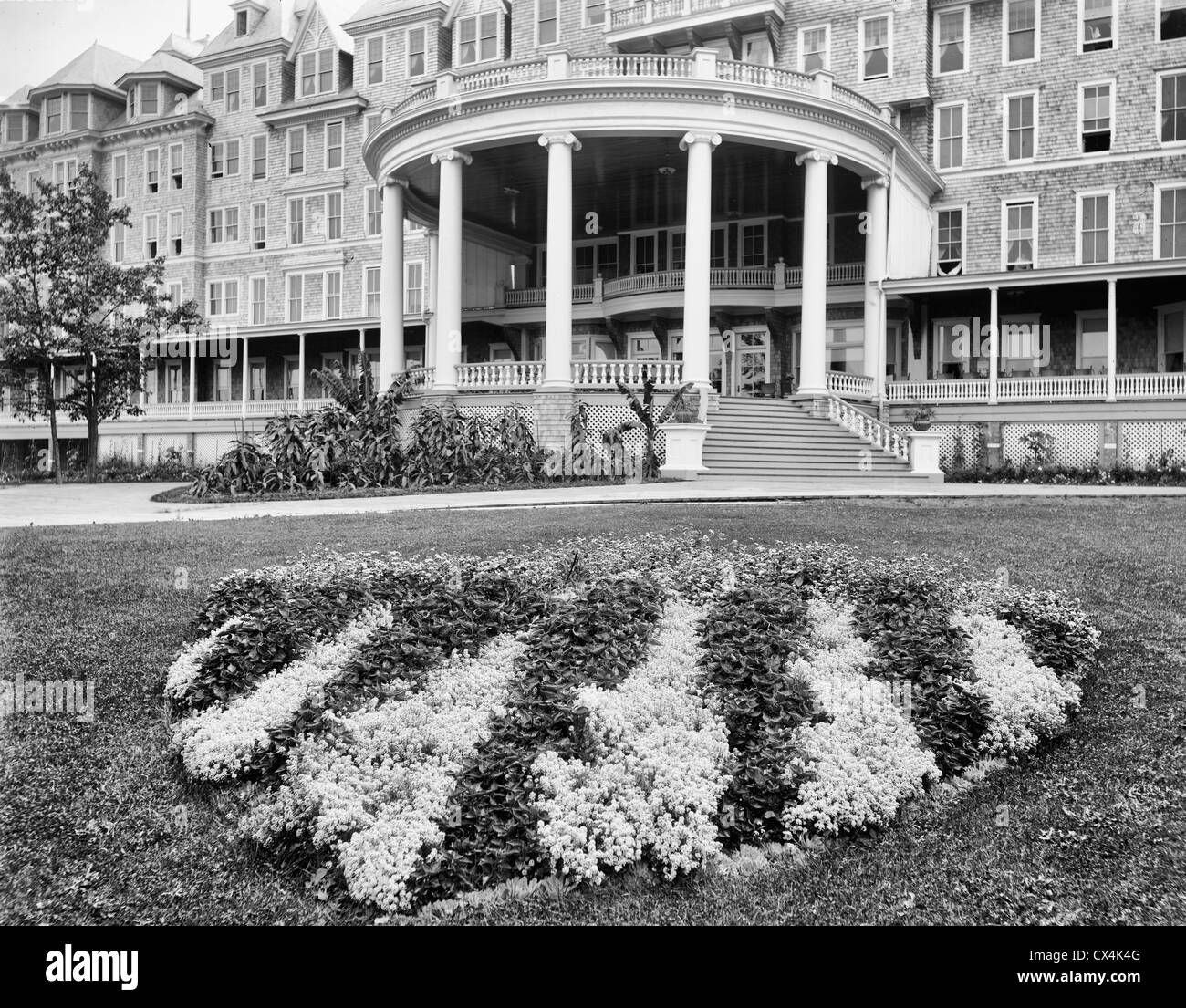 Bouclier de fleurs au Frontenac, l'Île Ronde, NY, vers 1900 Banque D'Images