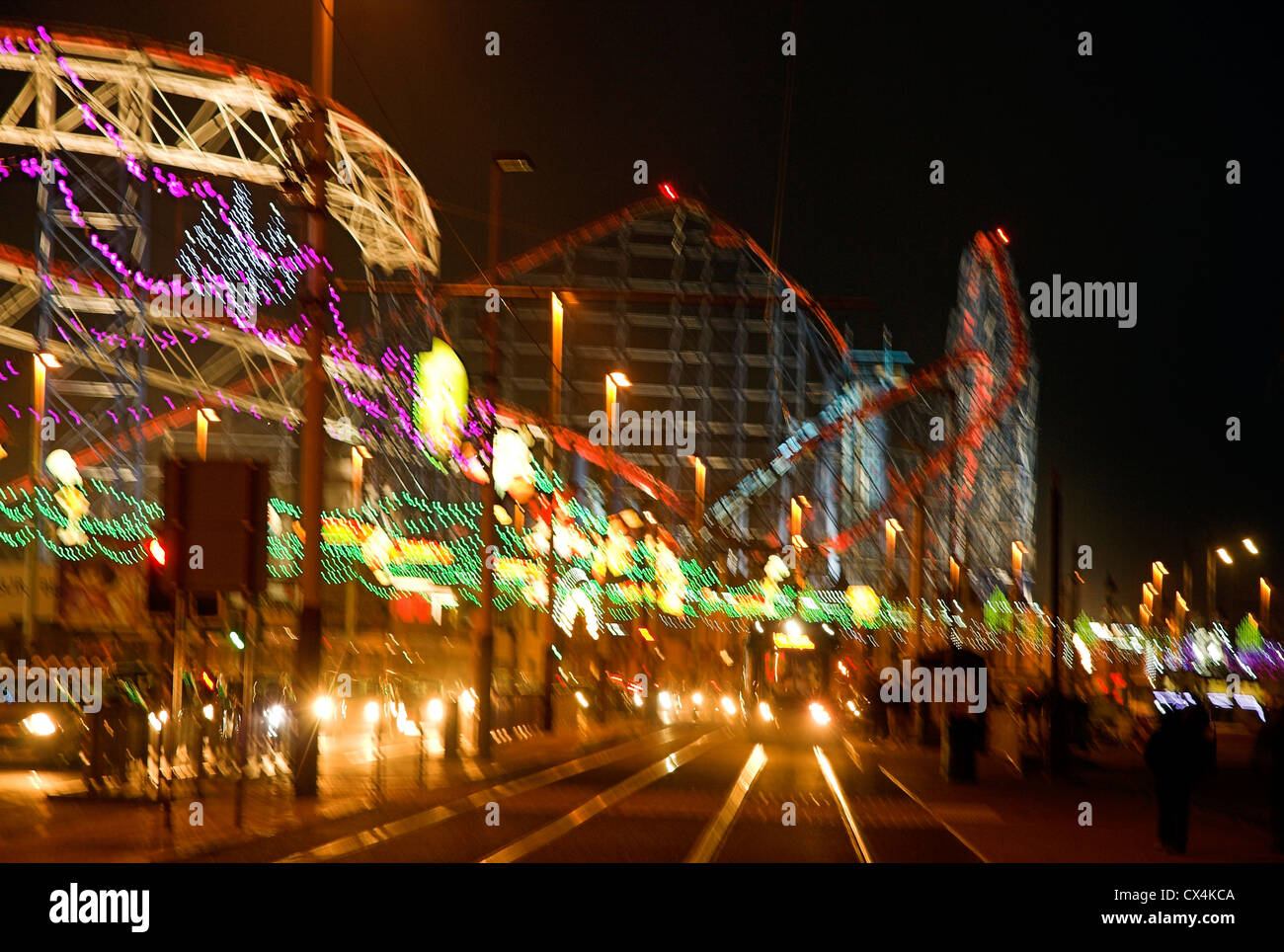 Blackpool Illuminations, célèbre 100 ans d'éclairage, avec le grand dans l'arrière-plan, Blackpool, Lancashire, UK Banque D'Images