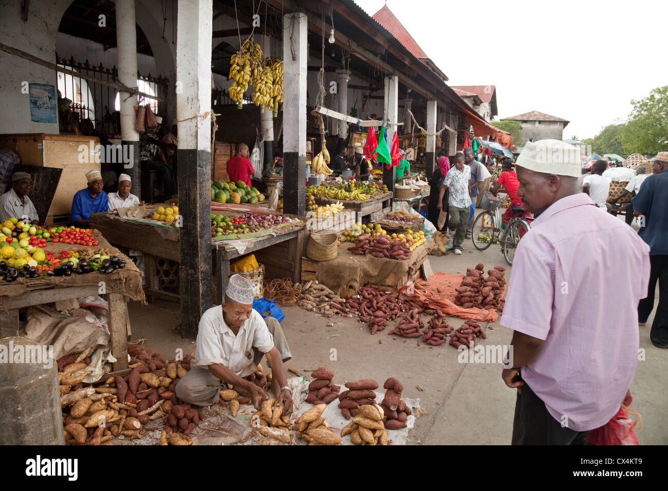 Marché local Afrique; les gens locaux magasinent pour la nourriture dans le marché de Darajani, Stone Town Zanzibar afrique Banque D'Images