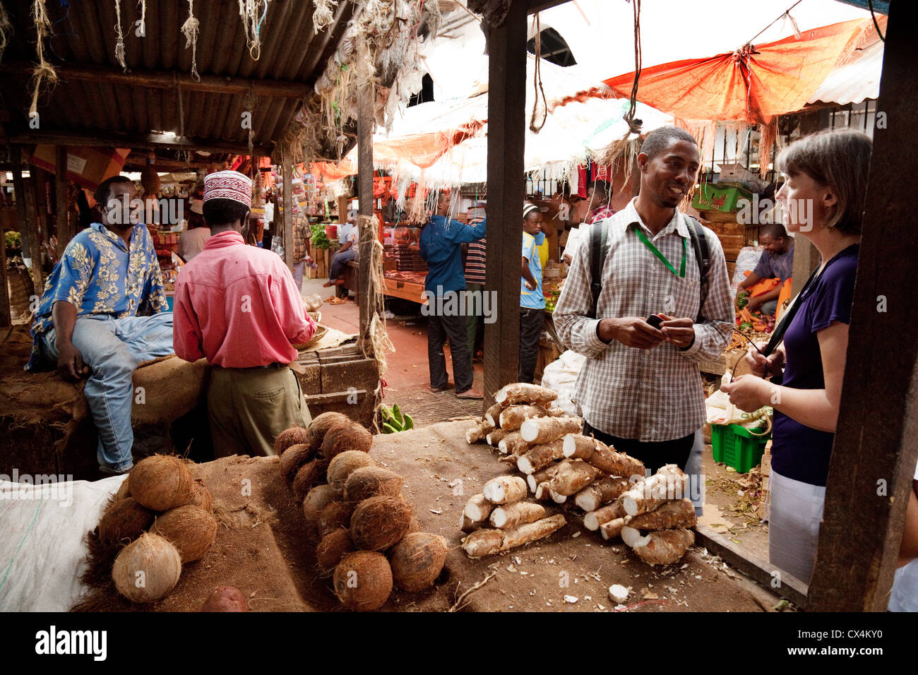 Les touristes et la population locale shopping dans le marché alimentaire Darajani, Stone Town, Zanzibar afrique Banque D'Images