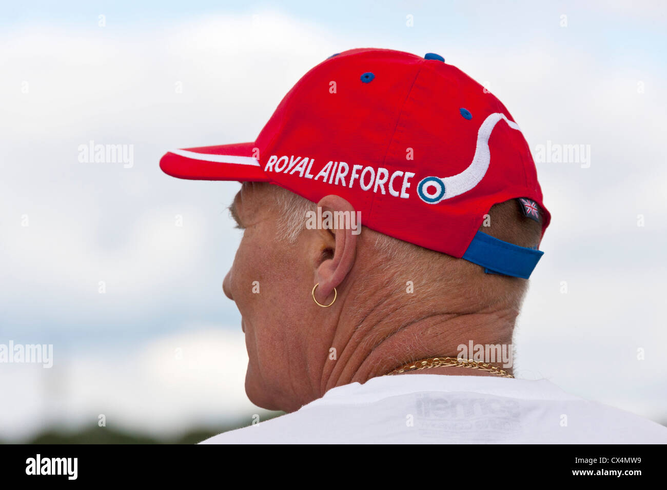 Homme portant des flèches rouges de la Royal Air Force à Red Hat Best of British Show, Cotswold (Kemble EGBP) de l'aéroport. JMH6062 Banque D'Images
