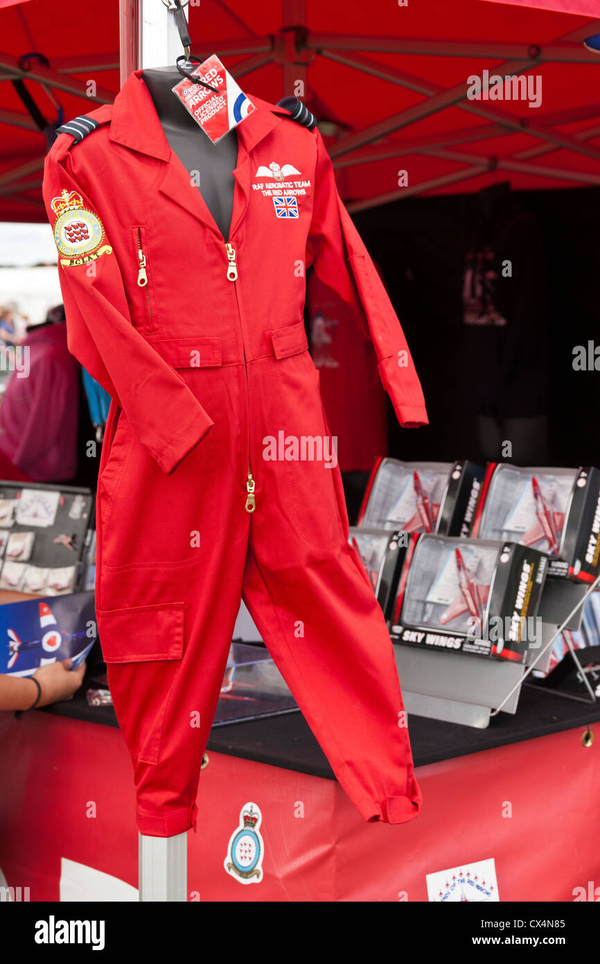 La réplique d'enfant des flèches rouges RAF en uniforme à l'étal du vendeur Best of British Show, Cotswold (Kemble EGBP) de l'aéroport. JMH6073 Banque D'Images