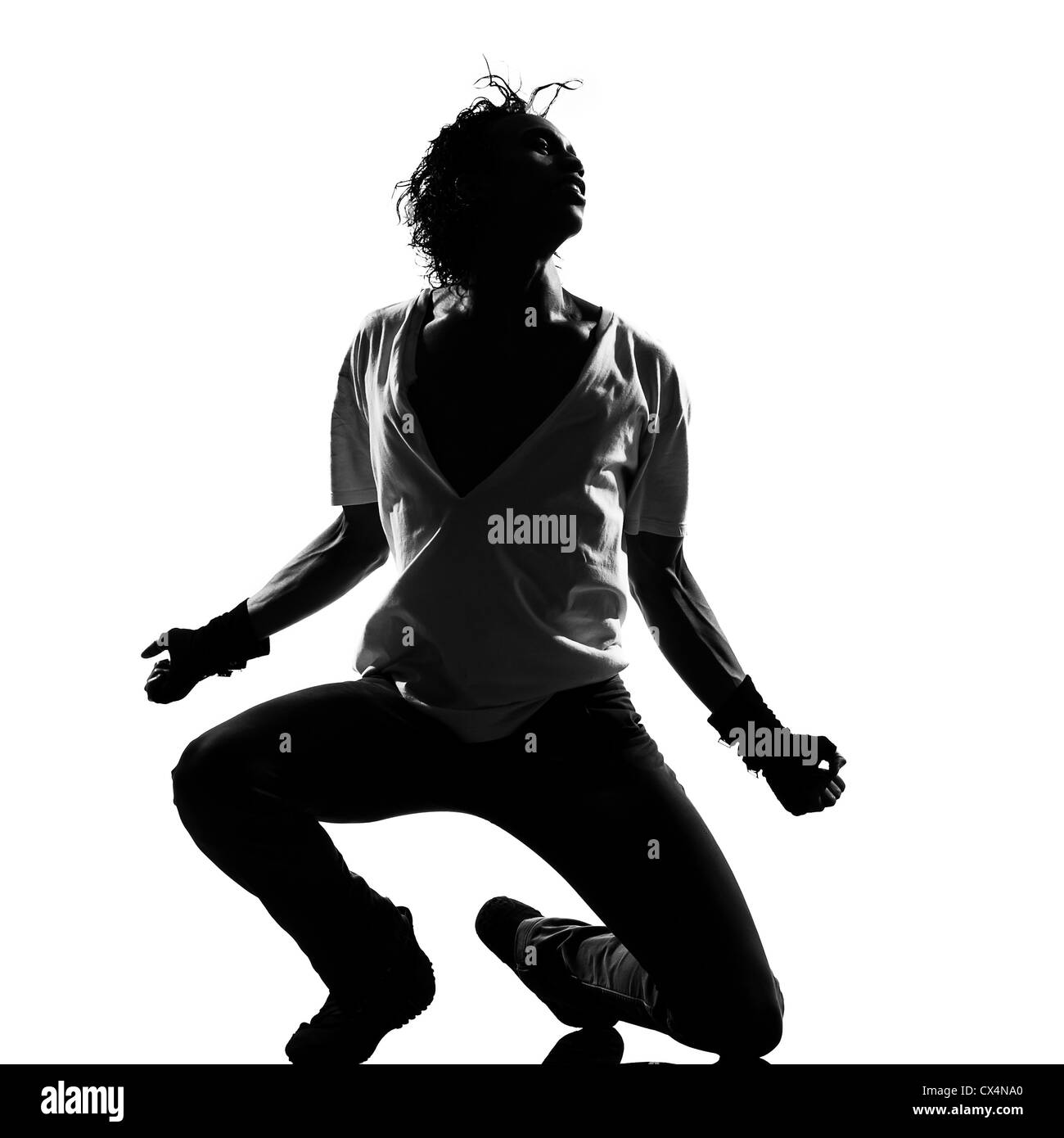 Longueur totale silhouette d'un jeune homme danseur hip hop funky r&b sur studio isolé sur fond blanc Banque D'Images
